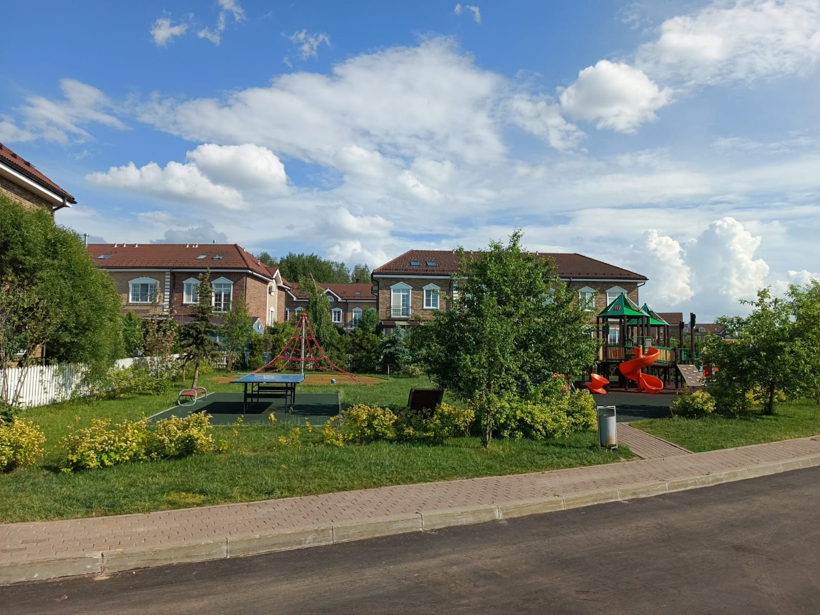 Таунхаус Московская область, городской округ Красногорск, деревня Сабурово, Лесная улица